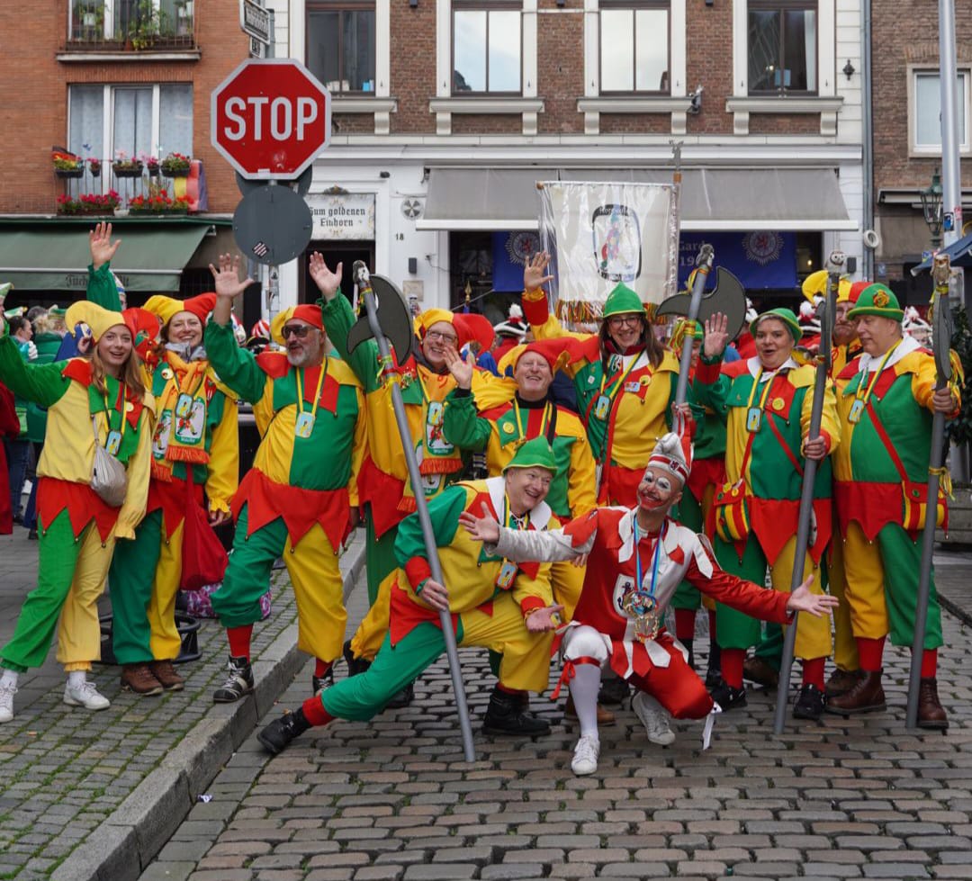 Hoppeditz Tour durch die Altstadt Düsseldorfs Gruppenfoto Hoppeditz Tour durch die Altstadt Düsseldorfs Gruppenfoto