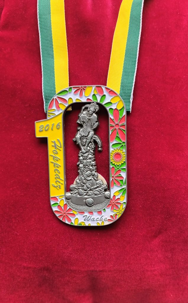 Orden 2015-2016 - Die Hoppediz-Wache wird 10! Und ehrt mit ihrem Orden das Hoppeditz-Denkmal von Bert Gerresheim Orden 2015-2016 - Die Hoppediz-Wache wird 10! Und ehrt mit ihrem Orden das Hoppeditz-Denkmal von Bert Gerresheim