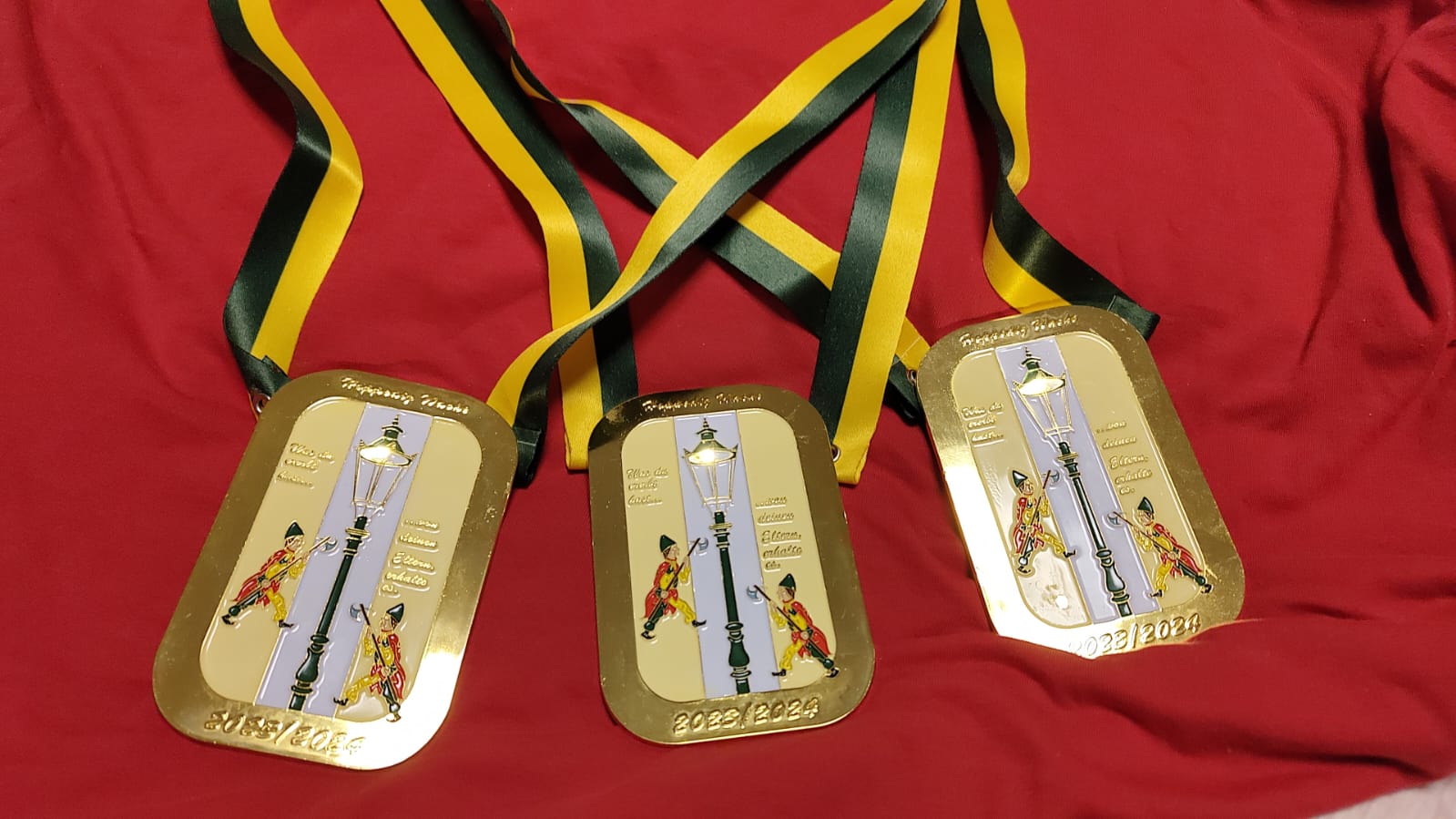 Orden 2023-2024 - Der Hoppediz-Wächter besucht die von der Wache viel besungene und geliebte Altstadt-Laterne Orden 2023-2024 - Der Hoppediz-Wächter besucht die von der Wache viel besungene und geliebte Altstadt-Laterne