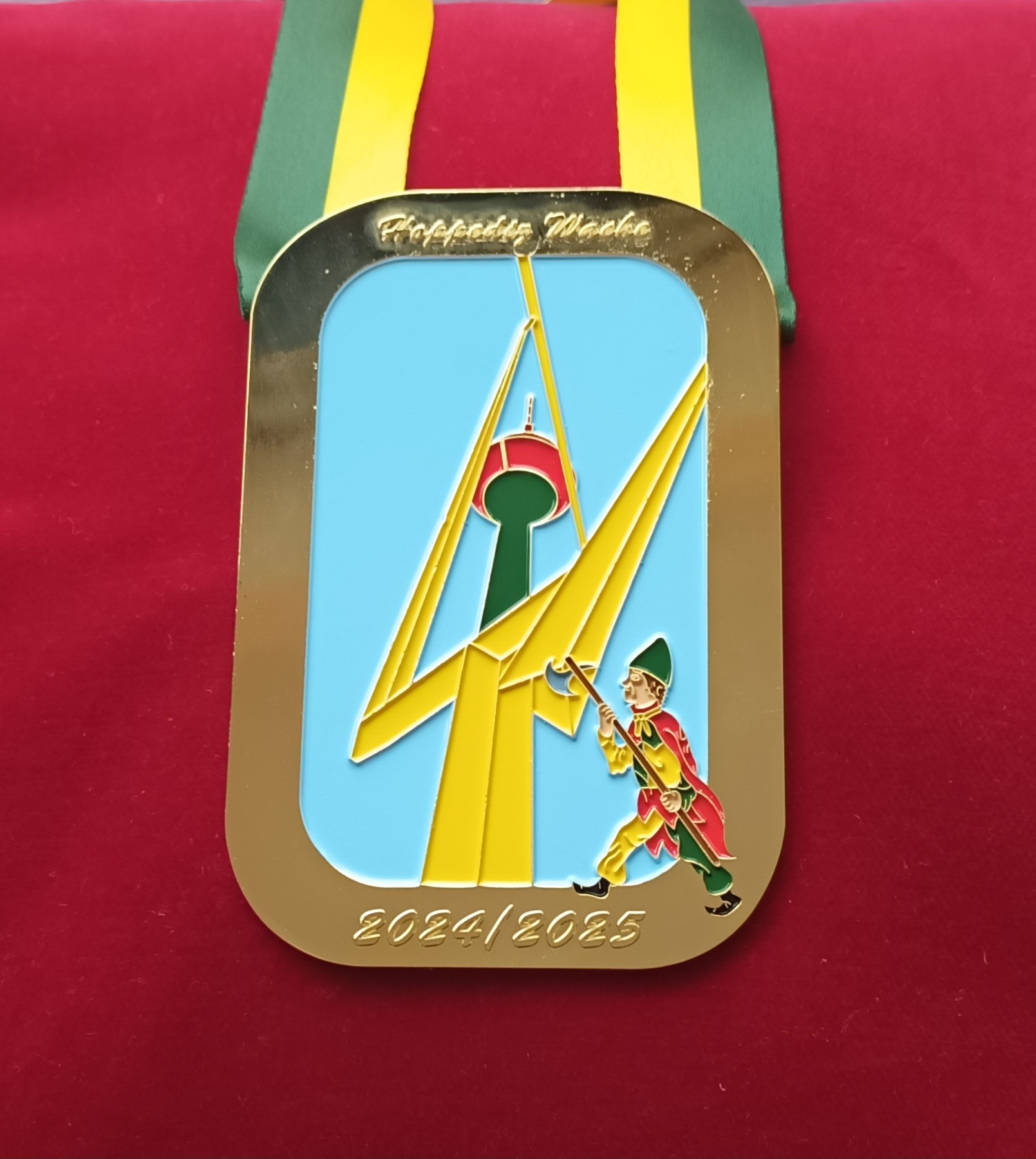 2024-2025: Der Hoppediz bei der Skulptur im Hafen „one up and one down“ oder wie die Düsseldorfer sagen: Bei der Pommes Gabel 2024-2025: Der Hoppediz bei der Skulptur im Hafen „one up and one down“ oder wie die Düsseldorfer sagen: Bei der Pommes Gabel